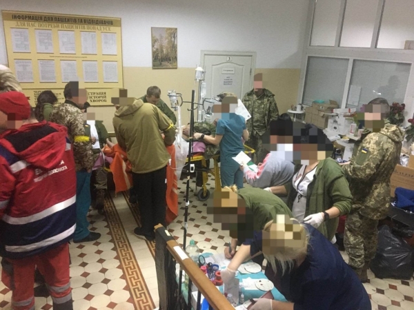 Приймальне відділення в перші дні великої війни. "Тоді шпиталь нагадував Ноїв ковчег. Але в ньому ти себе почував безпечно, тому що навколо всі свої," - розповіла Ірина Солошенко 1