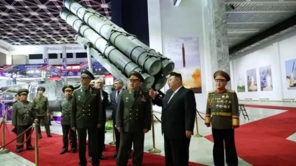 У липні Кім Чен Bн показував Шойгу новітню зброю, яку змогли виробити в Північній Кореї