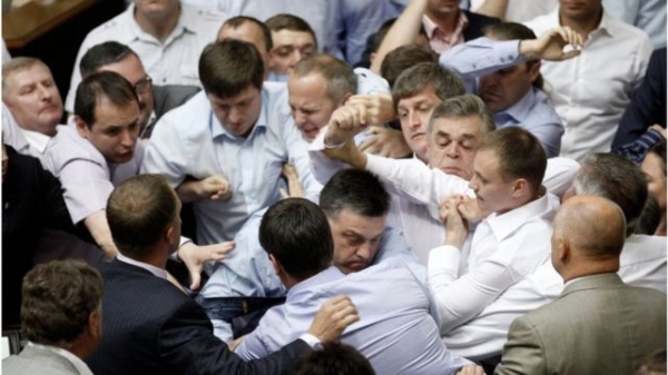 2013 рік - бійка в парламенті через блокуванвиріня головної трибуни і голосувань. Нестор Шуфрич - у вирі подій
