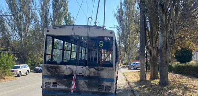 У Херсоні росіяни вдарили по тролейбусу з пасажирами, також загинув сержант поліції — фото - Фото