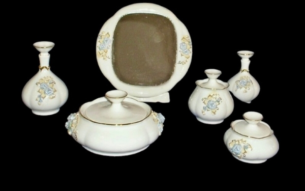 Н. Василенко. Туалетний набір. Городницький фарфоровий завод. 1972. Оздоблення виконано ліпними квітами 1