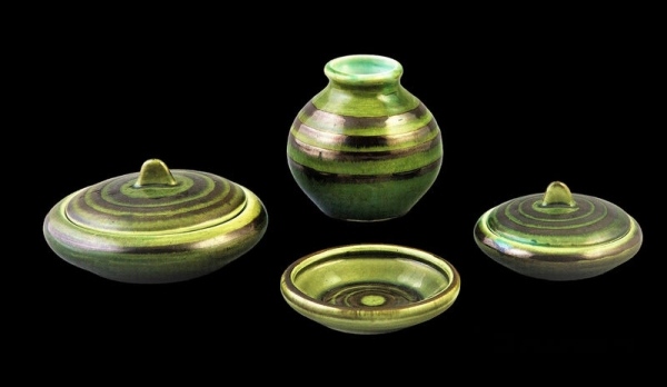 Г. Кломбицька, Р. Вакула. Туалетний набір. Будянський фаянсовий завод. 1960. НМУДМ 1