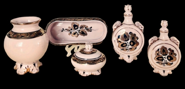 С. Болзан – Голембовська. Туалетний набір, Коростенський ФЗ. 1956. Рожева порцеляна, надглазурний розпис, золочення 1