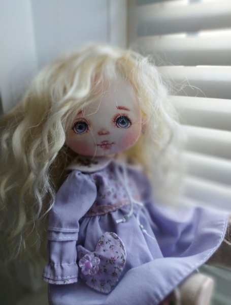 Вбрання ляльки-фіалки створене з натуральних тканин 1