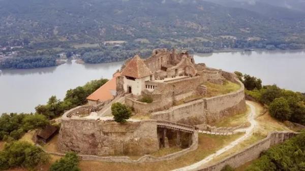 Під тенісним кортом в Угорщині знайшли унікальні руїни Під тенісним кортом в Угорщині знайшли унікальні руїни