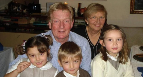 Знаменитий футболіст з дружиною та онуками 1