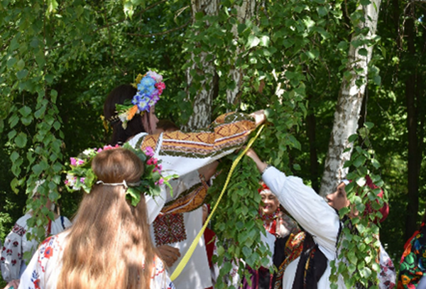Після трапези дівчата виконували обряд «завивання дерев» 1