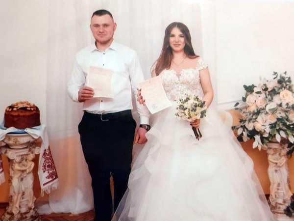 Ангеліна одягнула весільну сукню, Олександр — костюм. Чекали на народження первістка. Та не судилося… 1