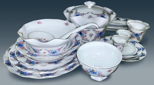 М. та Н. Пилипчуки. Столовий сервіз «Волошка». Коростенський ФЗ. 1979. 1