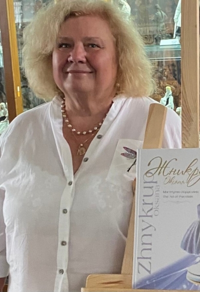 Людмила Карпінська-Романюк: «Квіткові сервізи — чудовий подарунок. Обираючи їх для дорогої вам людини, поцікавтесь, яка квітка у неї улюблена» 1