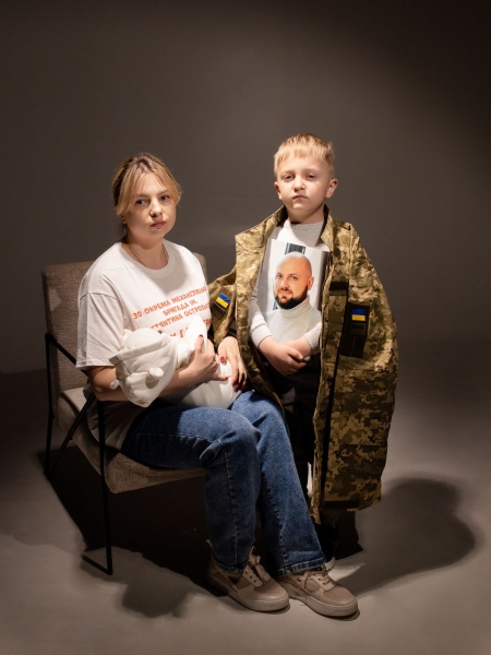 Наталя Кавун, у якої чоловік потрапив в полон, а батько зник безвісти, сфотографувалась для виставки з дітьми 1