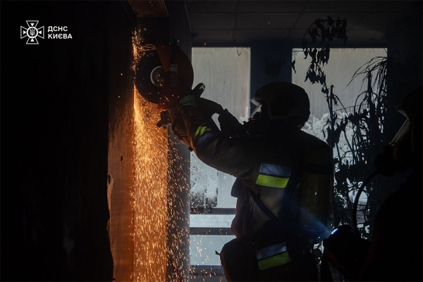 Рятувальники намагаються дістатися до місця загоряння 1