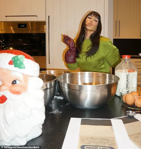 Сім'я Кардаш'ян змінила формат різдвяної вечірки на сімейне святкування: фото