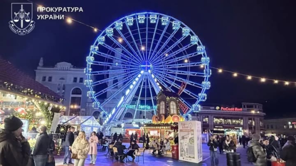 Колесо огляду на Подолі У Києві припинило роботу: власник розпочав демонтаж на вимогу прокуратури