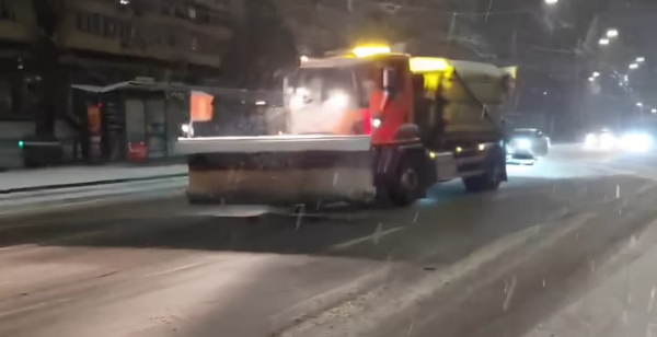 Ситуація в Києві після обстрілів 27 грудня: у місті розгорнули пересувні котельні, комунальники вийшли прибирати сніг