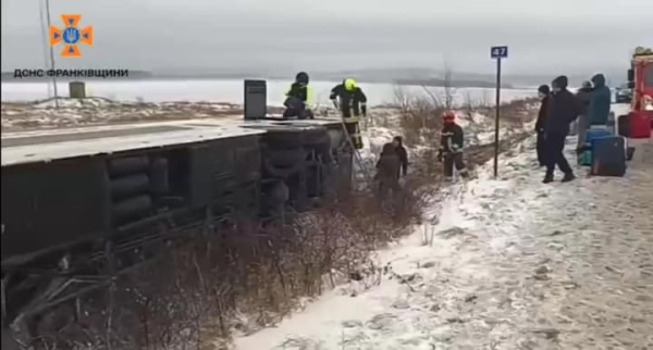 Автобус з 30 пасажирами перекинувся на бік на Прикарпатті: є загиблий та 5 постраждалих, серед них дитина