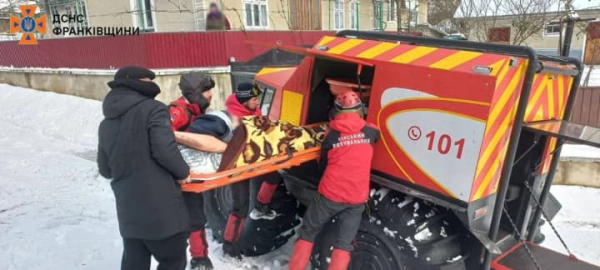 Сім населених пунктів на Прикарпатті залишаються відрізаними через негоду: хворих транспортують снігоходом
