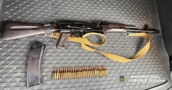 Автомати поштою і "гроші в книзі": викрито міжрегіональний канал нелегальної торгівлі зброєю