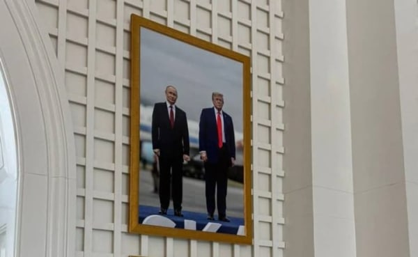 У Білому домі з’явилося фото Трампа з путіним, зроблене під час зустрічі на Алясці