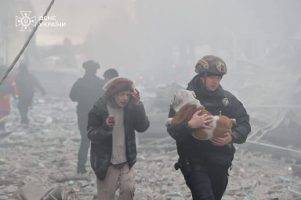 Через ракетний удар рф по Харкову є руйнування торгового центру: ДСНС показало нові кадри наслідків