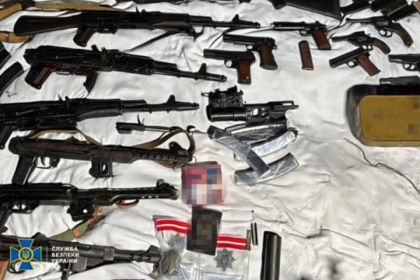 Викрито угрупування, яке намагалося продати одну із найбільших партій "трофейної" зброї за час війни 