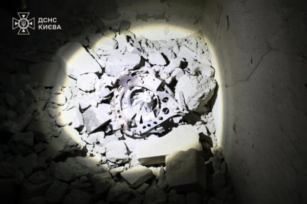 У Києві через атаку рф уламки дрона влучили в 15-поверхівку: показали наслідки