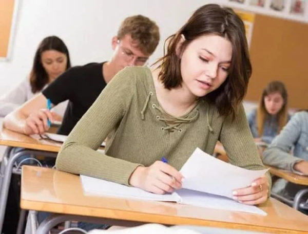 Зброя, тютюн, енергетики: Кабмін затвердив перелік заборонених предметів у школах