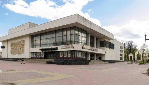 Очільник держави відзначив званнями митців Франківського драмтеатру.