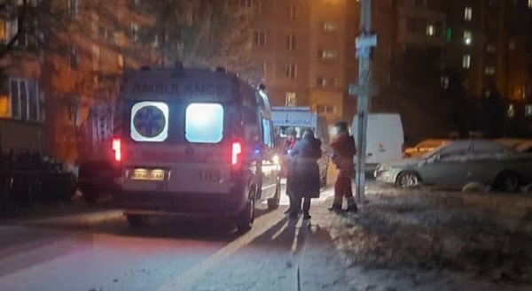 Атака росіян на Запоріжжя: кількість постраждалих зросла<!--more--/>, у ДСНС повідомили подробиці” loading=”eager” decoding=”async” fetchpriority=”high” style=”color:transparent;margin:0;display:block;width:100%;height:auto” class=”block w-full h-auto max-w-full” width=”1500″ height=”822″ width=”1500″ height=”822″ /></p>
<p></span></p>
<p>До 7 осіб зросла кількість потерпілих в результаті російської атаки на Запоріжжя. Про це повідомляє ДСНС, передає <b>УНН</b>.</p>
<h2>Деталі</h2>
<p>Підкреслюється, що внаслідок артилерійського вогню 6 осіб отримали поранення – дві жінки віком 35 та 40 років, двоє чоловіків віком 26 та 40 років, а також діти: дівчинка півтора року та 11-річна дівчинка.</p>
<blockquote>
<p class=