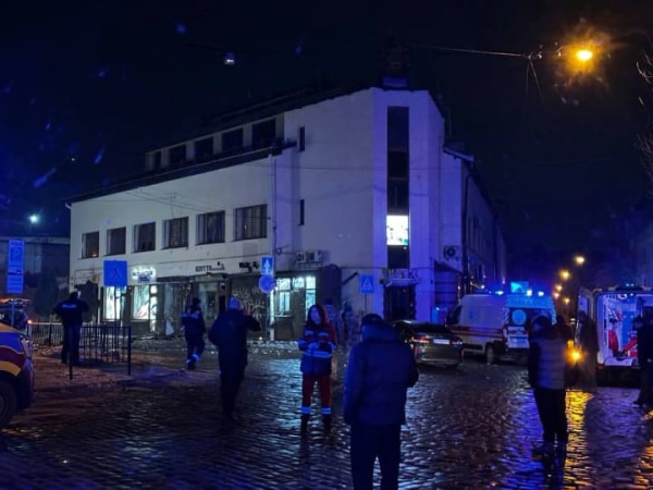 У центрі Львова пролунали вибухи, свідки повідомляють про постраждалих