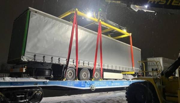 Залізниця України вперше запустила контрейлерний потяг зі Львова в Угорщину.