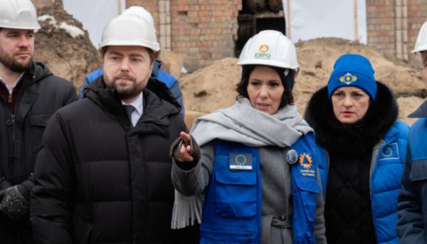 Єврокомісарка Лябіб відвідала понівечену російськими ударами Дарницьку ТЕЦ в Києві.