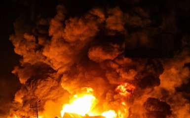 В Росії палає хімзавод внаслідок удару безпілотників — відеоматеріал