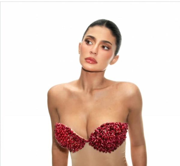 Кайлі Дженнер здивувала фанатів: ліфчик із гранатових кісточок у свіжій зйомці