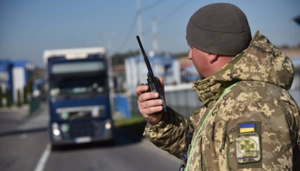 Молдова знову пропускає фури з України.