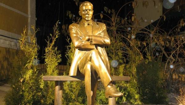 Пам’ятник Булгакову демонтували в Києві