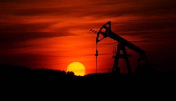 Нафта здешевлюється через невизначеність щодо повного відновлення поставок через Ормузьку протоку.