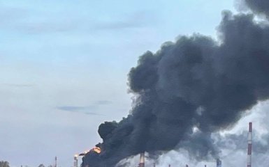 Українські безпілотники подолали 2000 кілометрів, щоб уразити нафтопереробний завод у Тюмені —…
