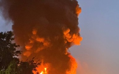 Вибуховий “бавовна” огорнув російські нафтові сховища та порти — відео