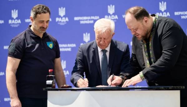До тридцятиріччя Основного Закону України презентовано особливий поштовий випуск.