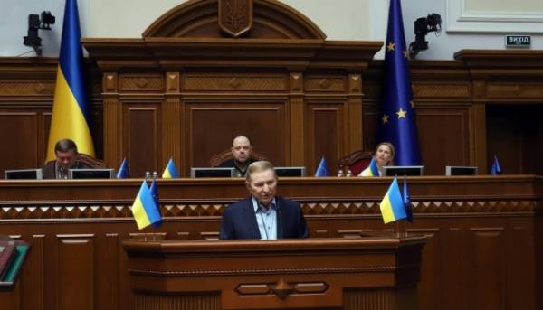 Стефанчук вручив Кучмі нагороду імені Левка Лук’яненка