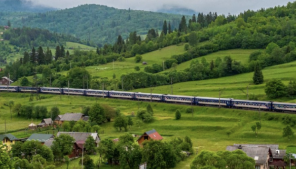 Українська залізниця додала більше потягів на Закарпаття