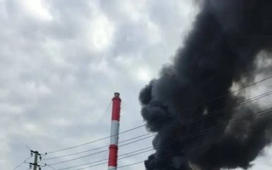 Українські військові повідомляють про влучання по двох нафтопереробних заводах у Татарстані та заводі в Тольятті — кадри
