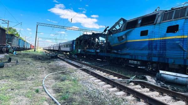Російські війська завдали удару по пасажирському поїзду в Запорізькій області, наслідки атаки зафіксовані на відео.