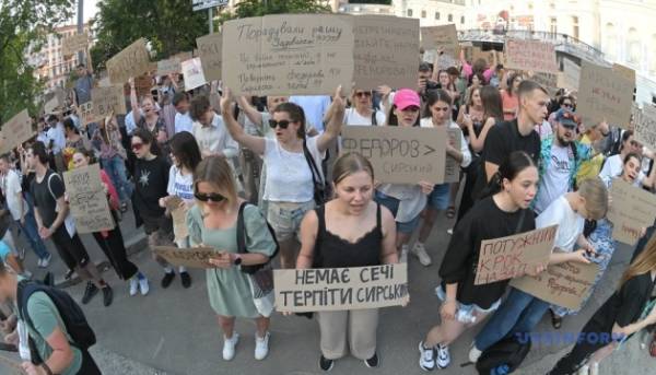 Вечірні протести проти звільнення Федорова продовжуються у Києві та інших містах.