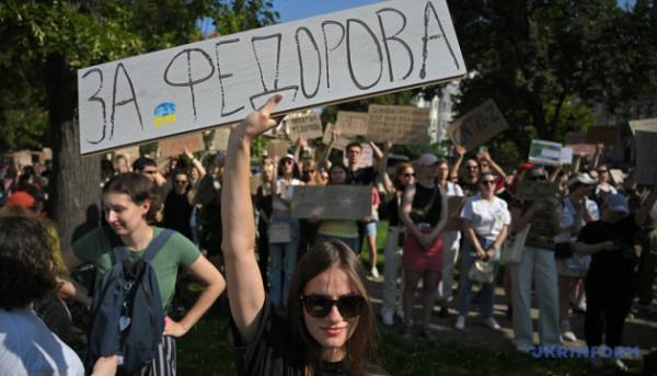 У Києві та Львові тривають мітинги проти звільнення Федорова.