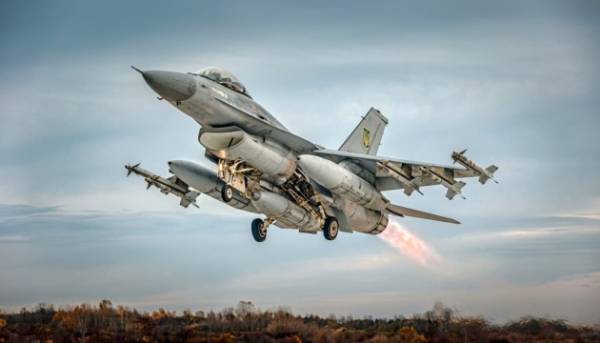 Винищувач F-16, пілотований українцем, вперше збив російський літак – заявив генерал США