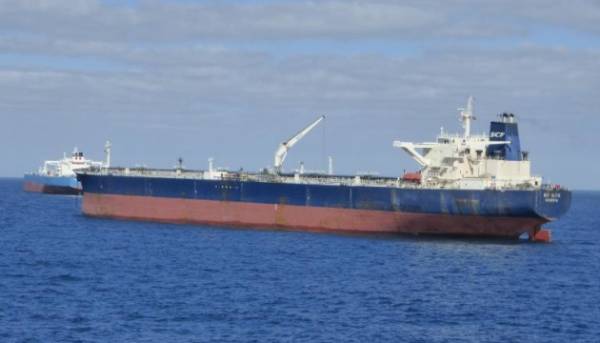 Розлив нафти з російського танкера тіньового флоту поблизу Оману, повідомляє Reuters