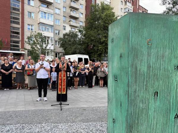 «Схожий на біотуалет»: львів’яни розкритикували новий пам’ятник Ірині Фаріон (фото)
