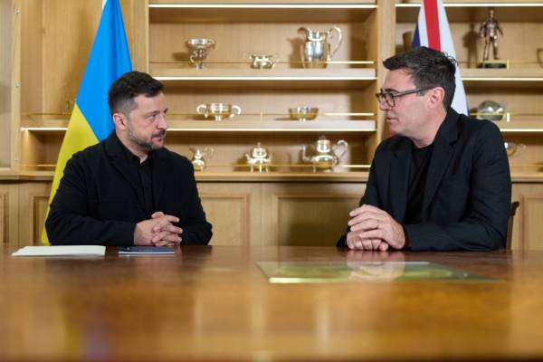 Володимир Зеленський та новообраний прем’єр-міністр Великої Британії Енді Бернем зустрілися вперше на військово-морській базі в Портсмуті.